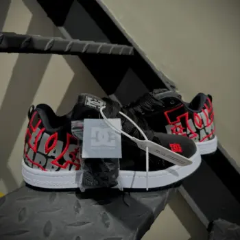 Zapatilla DC Negro y Roja Estampada