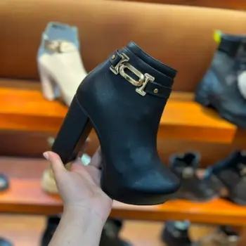Botin Negro Tacon Alto Detalles Dorados
