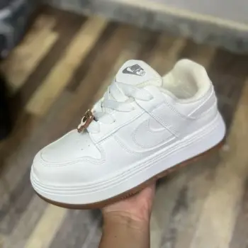 Zapatilla Nike Plana Blanco y Cafe Osito