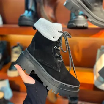 Botin Negro Con Dobladillo Suela Negra
