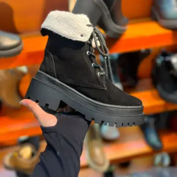 Botin Negro Con Dobladillo Suela Negra